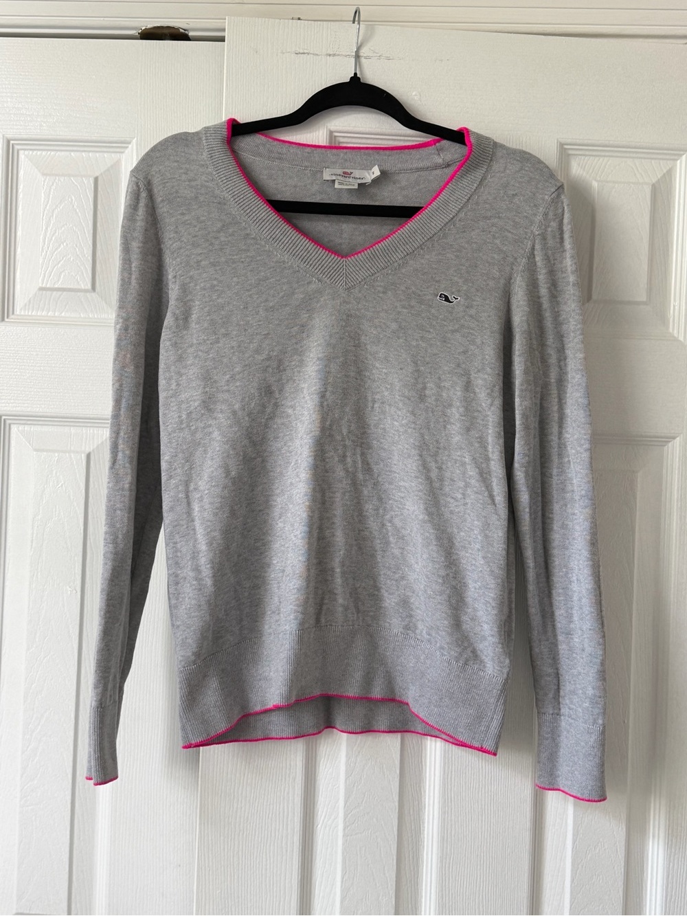 ⭐️FREE SHIPPING⭐️ Vineyard Vines Heritage Light Gray V-Neck Sweater with Pink